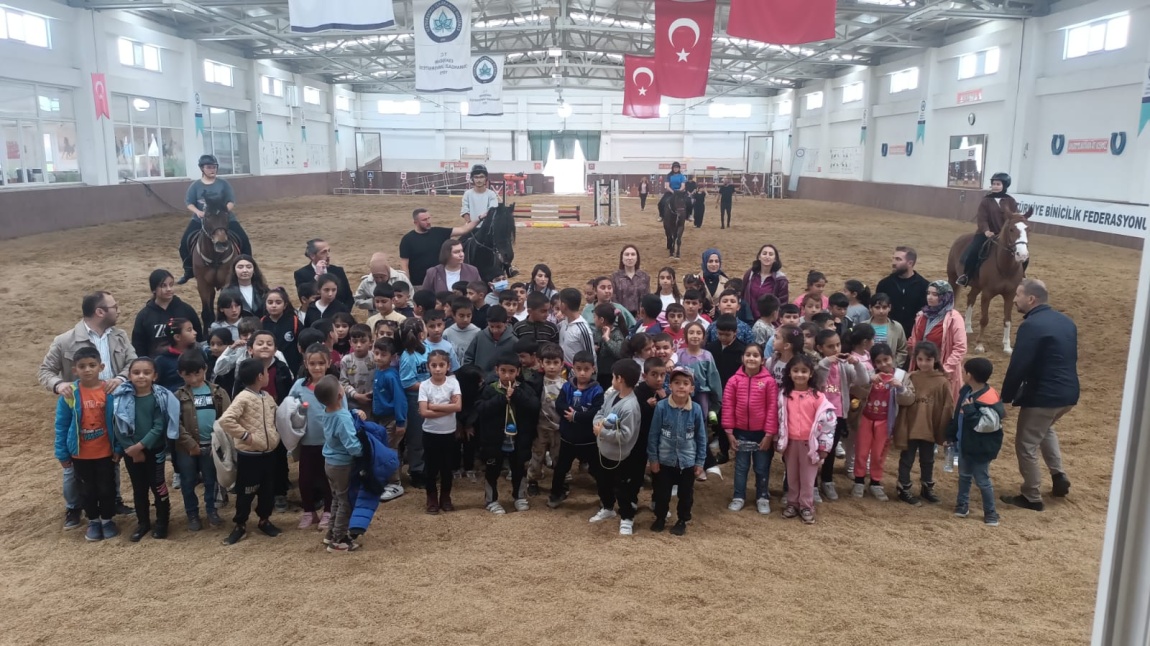 Öğrencilerimizden ESOGÜ Mahmudiye Atçılık Meslek Yüksekokulu Binicilik ve Atlı Terapi Merkezi'ne Ziyaret